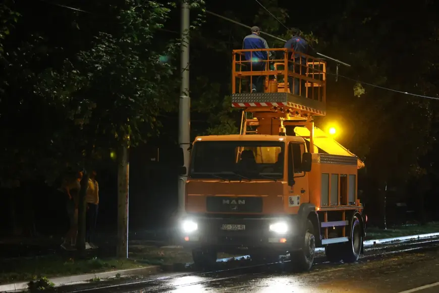 JAKO OLUJNO NEVRIJEME POGODILO OSJEČKO PODRUČJE. PADALA STABLA, GROM ZAPALIO KROV KUĆE...
