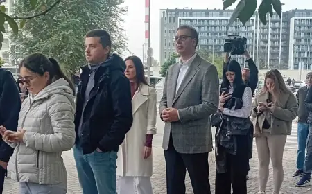 POGLEDAJTE KAKO VUČIĆ U REDU ČEKA GLASANJE
