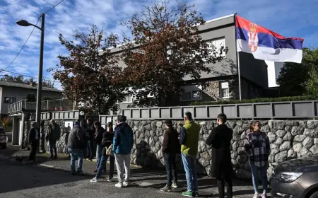 REDOVI ZA GLASANJE I PRED VELEPOSLANSTVOM SRBIJE U ZAGREBU