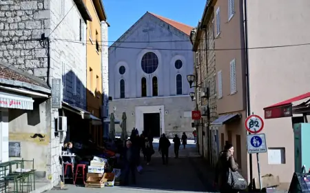 MLAĐI MUŠKARAC IZNENADA SE SRUŠIO ISPRED UGOSTITELJSKOG OBJEKTA I PREMINUO