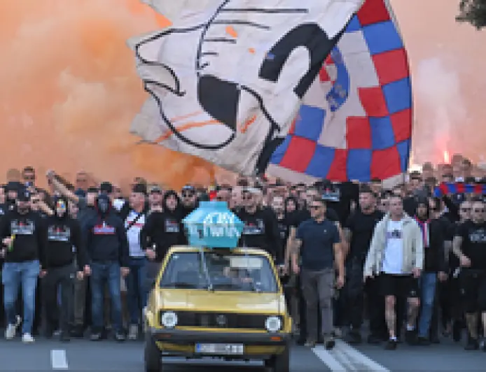 TORCIDAŠI PJEVALI "VISOKE PEĆI, POTPALJUJEM JA, DVA REDA KOKSA, TRI ŽIDOVA"