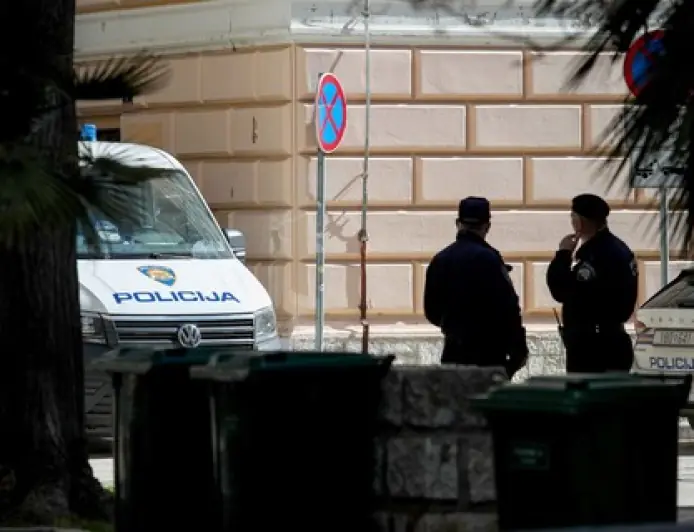PIJANI MUŠKARCI POTUKLI SE U ZADARSKOM KAFIĆU NA BILOM BRIGU: JEDAN DRUGOGA UDARALI RUKAMA I NOGAMA