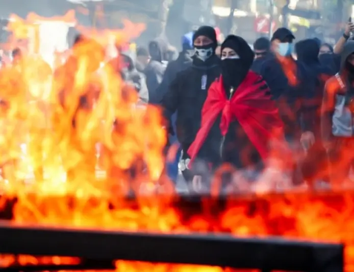 TISUĆE MLADIH ALBANACA PETI DAN PROSVJEDUJU U SREDIŠTU TIRANE