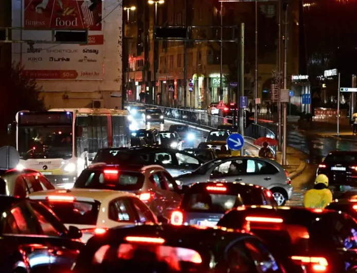 SNAŽNO NEVRIJEME POTOPILO SNAŽNO NEVRIJEME POTOPILO DALMACIJU! BUJICE IZBIJALE ŠAHTOVE, CESTAMA TEKLE RIJEKE