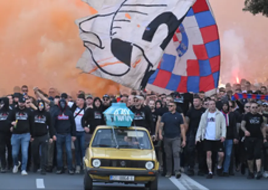 TORCIDAŠI PJEVALI "VISOKE PEĆI, POTPALJUJEM JA, DVA REDA KOKSA, TRI ŽIDOVA"