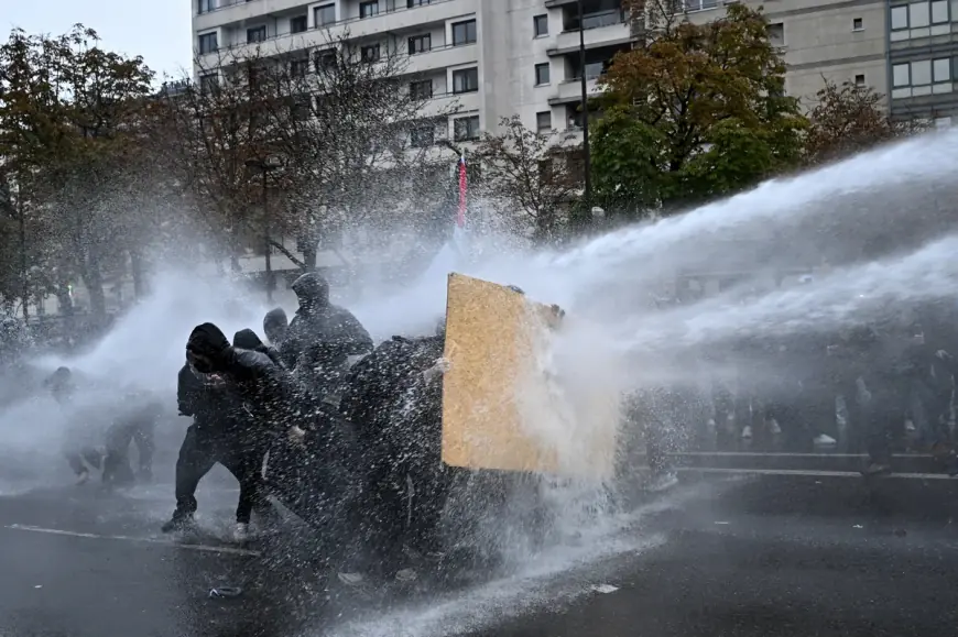 VIŠE OD 400.000 FRANCUZA NA ULICI, TRAJU SUKOBI S POLICIJOM