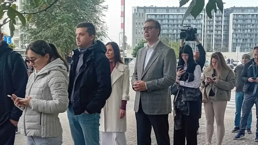POGLEDAJTE KAKO VUČIĆ U REDU ČEKA GLASANJE