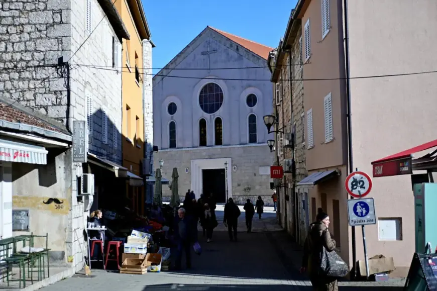 MLAĐI MUŠKARAC IZNENADA SE SRUŠIO ISPRED UGOSTITELJSKOG OBJEKTA I PREMINUO